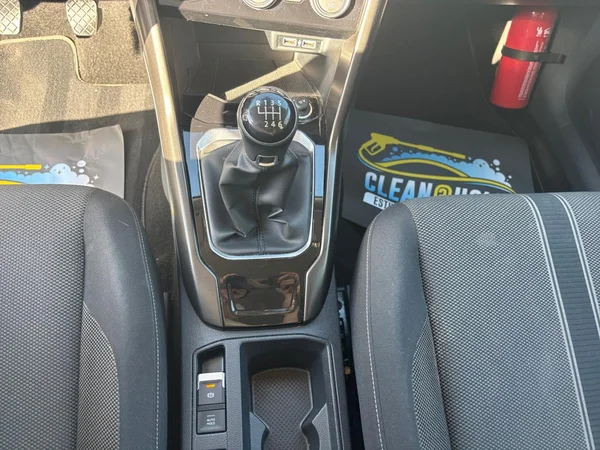 VOLKSWAGEN T-Roc (2017) — foto 18 van 22