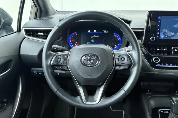 Toyota Corolla Hatchback Hybrid (HEV) (2022) — foto 2 van 20