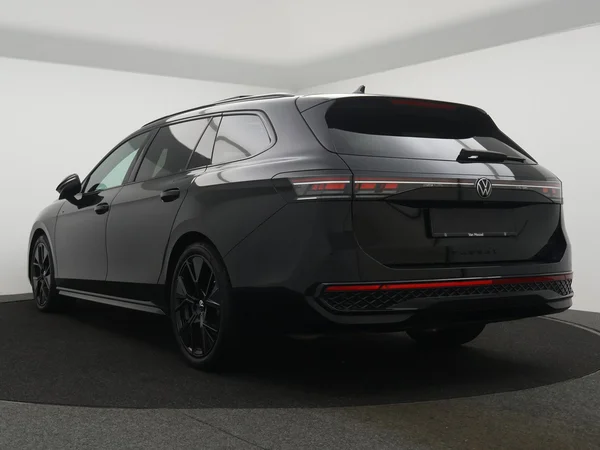 VOLKSWAGEN Passat SW (2024) — foto 25 van 31