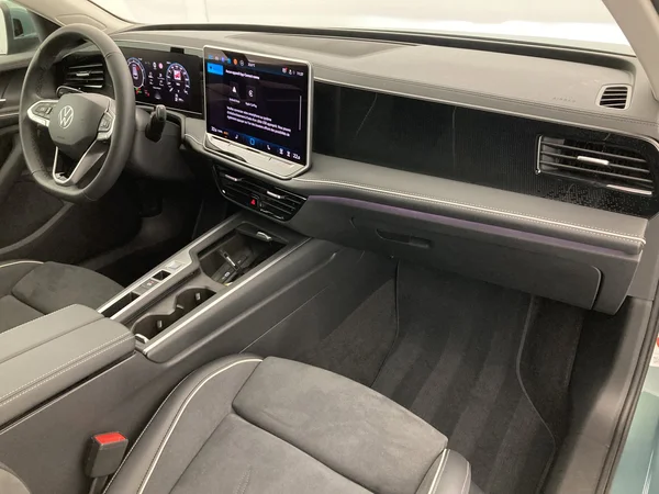 VOLKSWAGEN Passat SW (2025) — foto 2 van 36