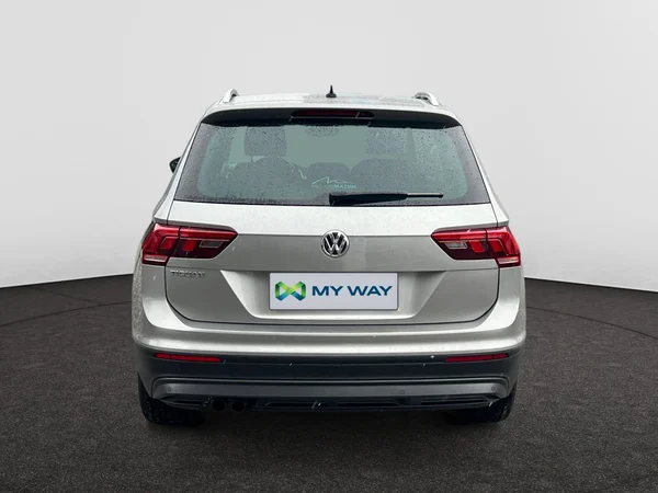 VOLKSWAGEN Tiguan (2020) — foto 13 van 18