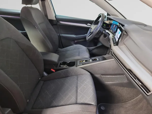 VOLKSWAGEN Golf VIII SW (2024) — foto 18 van 23