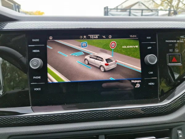 VOLKSWAGEN Polo (2023) — foto 2 van 26