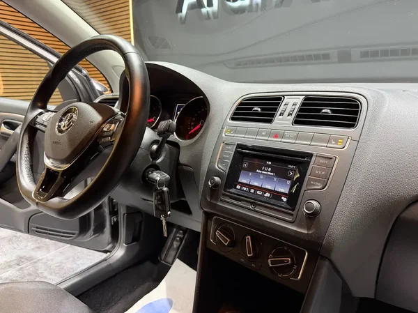 Volkswagen Polo (2015) — foto 7 van 23