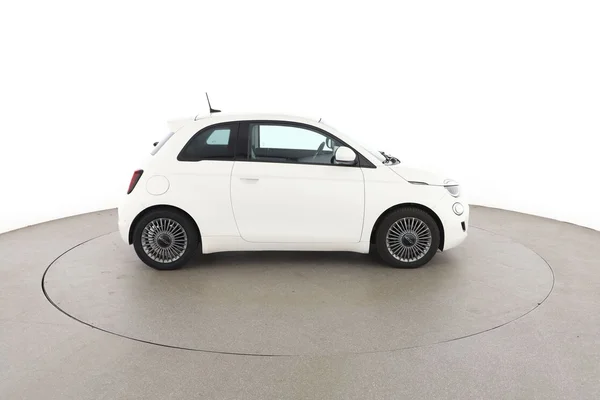 Fiat 500e (2021) — foto 13 van 16