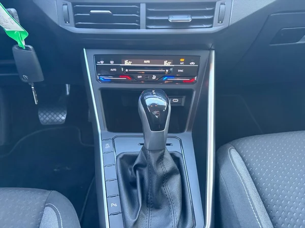 VOLKSWAGEN Polo (2023) — foto 13 van 14