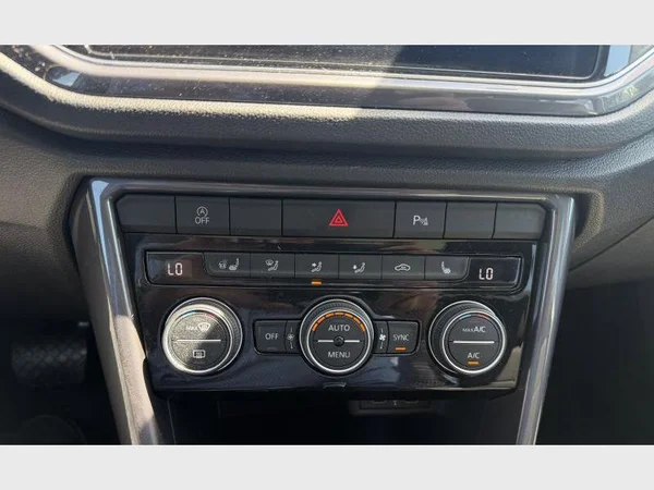 Volkswagen T-Roc (2021) — foto 10 van 24
