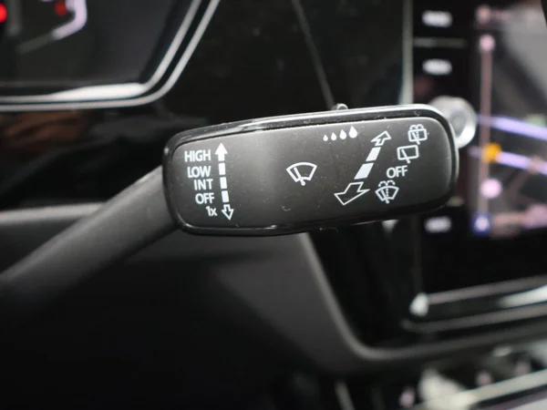 VOLKSWAGEN Touran (2023) — foto 18 van 31