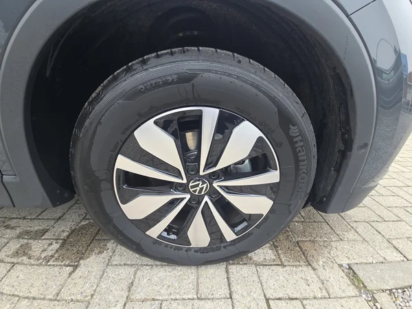 VOLKSWAGEN Tiguan (2025) — foto 9 van 24