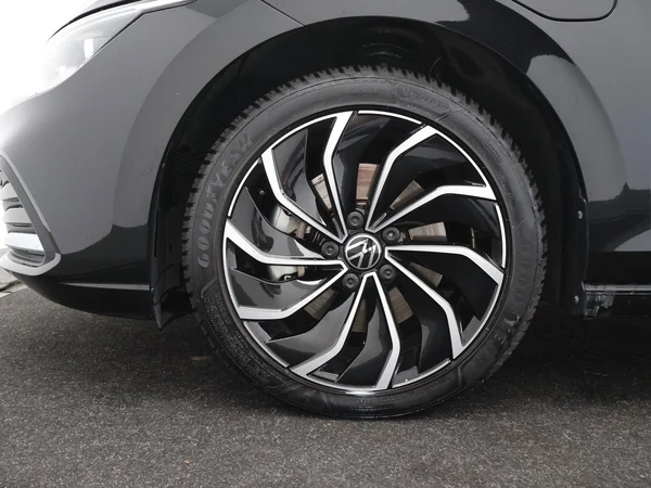 VOLKSWAGEN Golf VIII eHybrid (PHEV) (2024) — foto 14 van 23