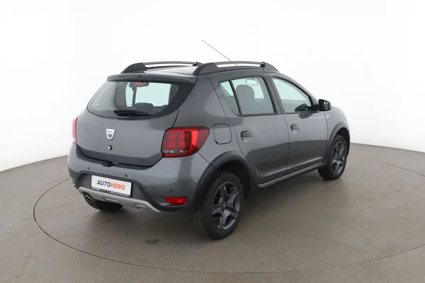 Dacia Sandero (2017) — foto 12 van 16