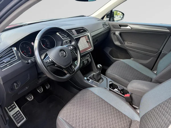 VOLKSWAGEN Tiguan (2019) — foto 9 van 24