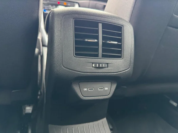VOLKSWAGEN T-Roc (2024) — foto 2 van 18