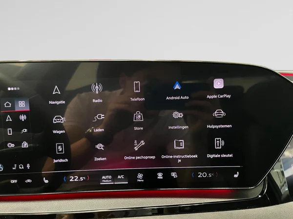 AUDI Q6 e-tron (2025) — foto 13 van 24