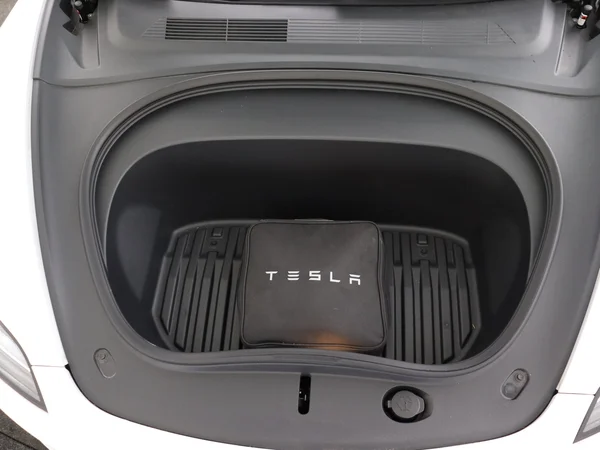 TESLA Model 3 (2024) — foto 6 van 28