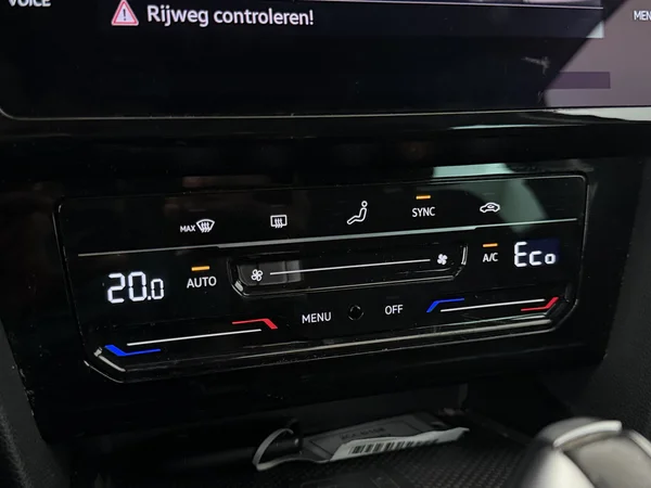 VOLKSWAGEN Passat Variant (2022) — foto 18 van 32