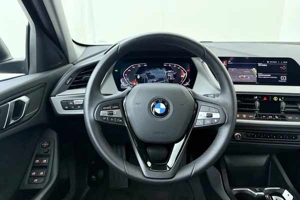 BMW 1 HATCH (2024) — foto 2 van 16