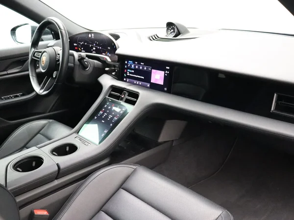 Porsche Taycan (2022) — foto 26 van 38