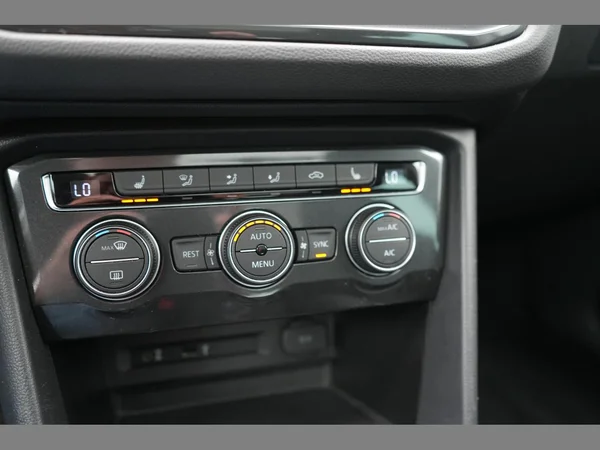VOLKSWAGEN Tiguan (2016) — foto 14 van 30