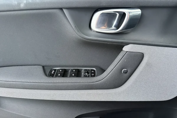 POLESTAR Polestar 2 (2023) — foto 8 van 25