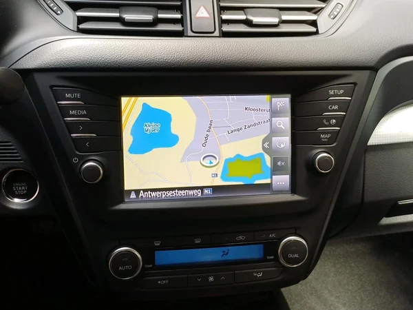 Toyota Avensis (2015) — foto 4 van 16