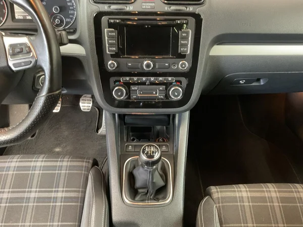 VOLKSWAGEN Scirocco (2010) — foto 3 van 24