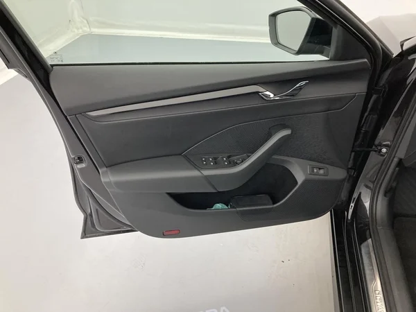 SKODA Octavia Combi PHEV (2022) — foto 4 van 36
