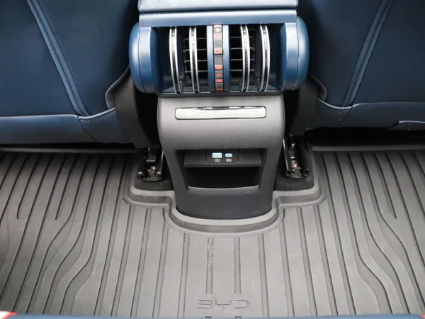 BYD ATTO 3 (2023) — foto 18 van 35
