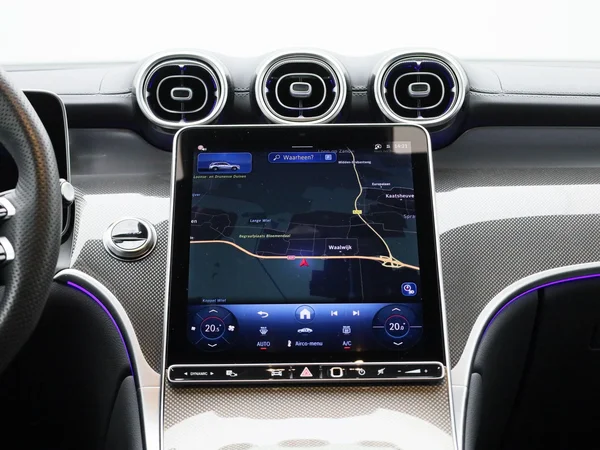 Mercedes-Benz GLC (2025) — foto 3 van 48