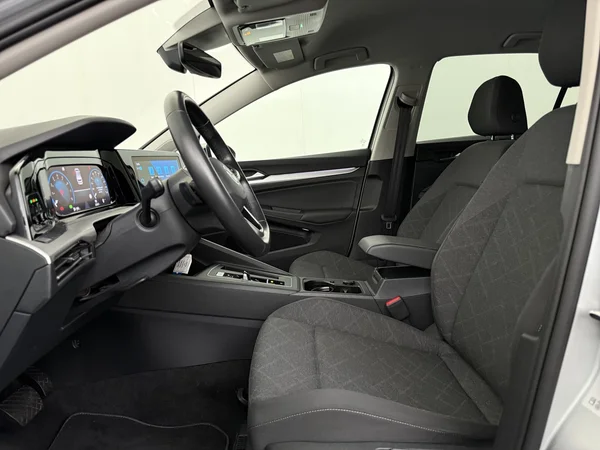 VOLKSWAGEN Golf (2024) — foto 2 van 28