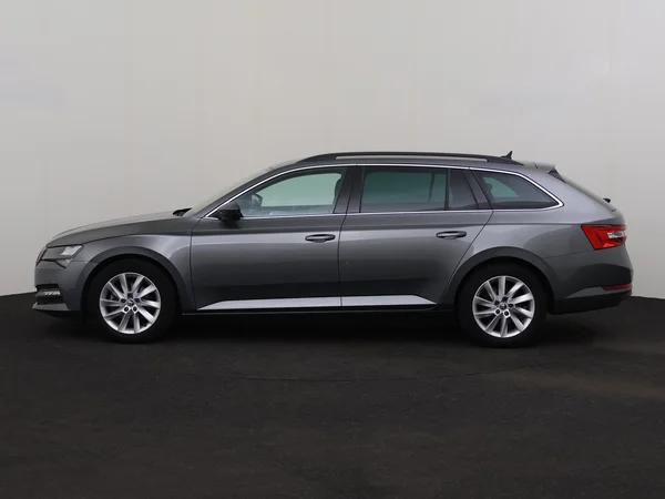 SKODA Superb (2022) — foto 12 van 31