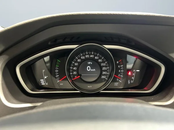 VOLVO V40 (2019) — foto 5 van 31