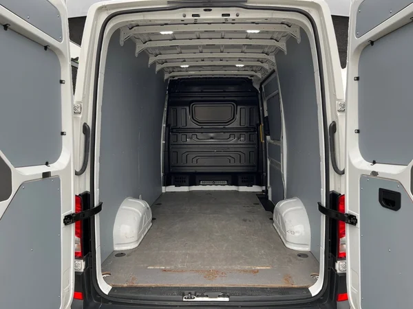 VOLKSWAGEN Crafter 35 Fourgon Mwb Hr (2023) — foto 10 van 22