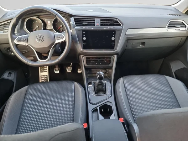 VOLKSWAGEN Tiguan (2022) — foto 3 van 23