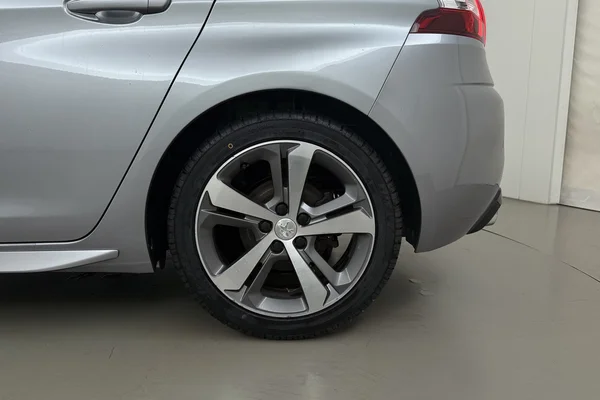 Peugeot 308 (2016) — foto 19 van 22