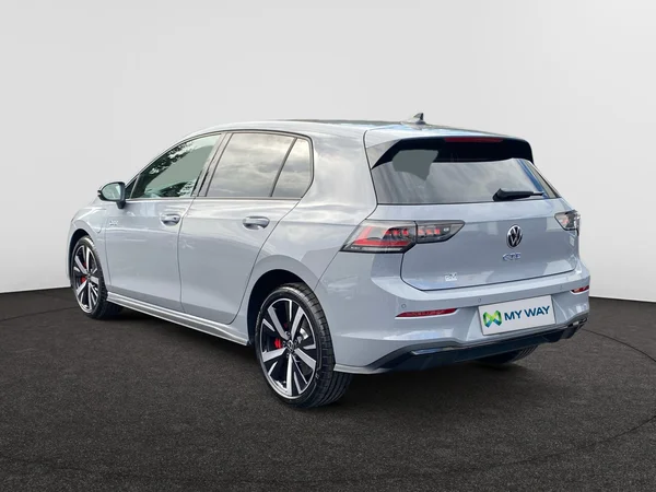 VOLKSWAGEN Golf VIII GTE (2024) — foto 7 van 16