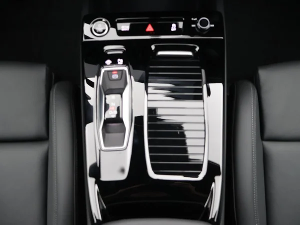 AUDI Q6 e-tron (2026) — foto 10 van 25