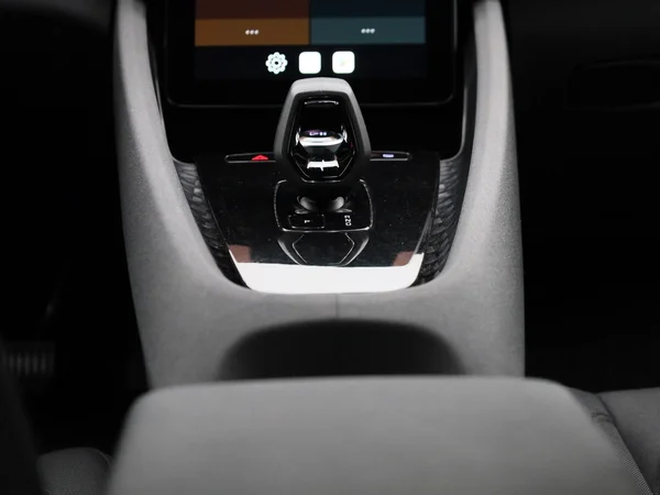 Polestar 2 (2023) — foto 2 van 41
