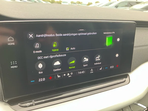 SKODA Octavia Combi PHEV (2021) — foto 18 van 26