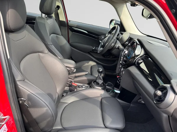 MINI Mini 5 Doors (F55 LCI II) (2022) — foto 8 van 24