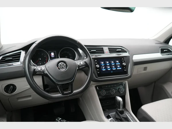 VOLKSWAGEN Tiguan (2017) — foto 3 van 27