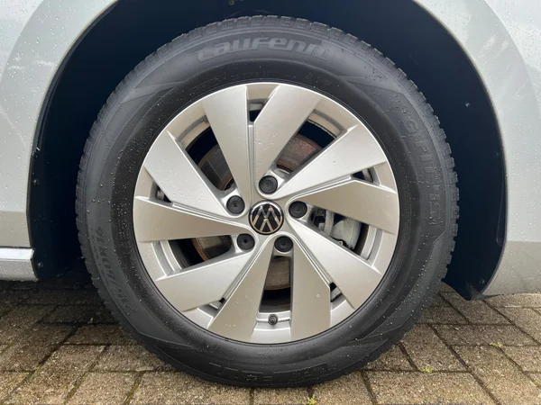 VOLKSWAGEN Passat SW (2024) — foto 16 van 23