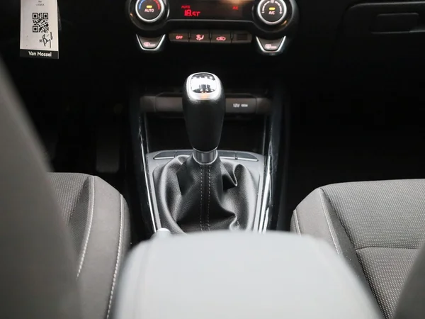 Kia Rio (2023) — foto 4 van 37