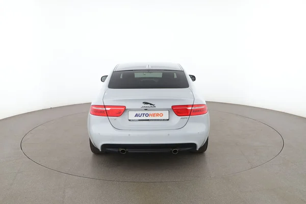 Jaguar XE (2019) — foto 11 van 16