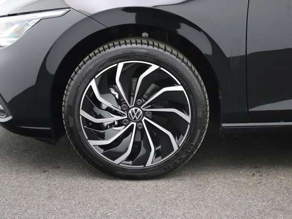 VOLKSWAGEN Golf VIII SW (2024) — foto 14 van 21