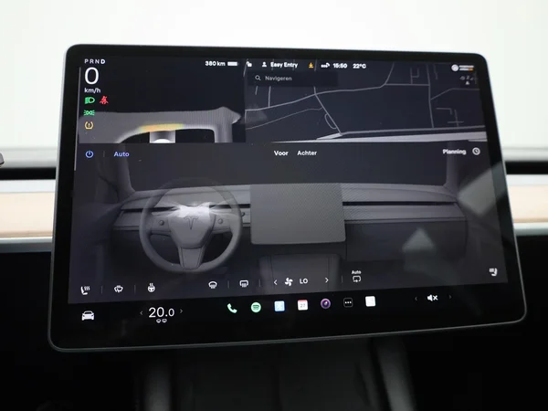 Tesla Model 3 (2023) — foto 8 van 44