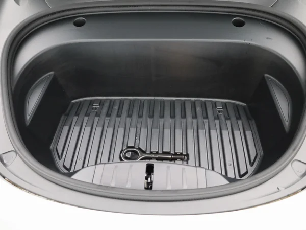 Tesla Model 3 (2023) — foto 30 van 42