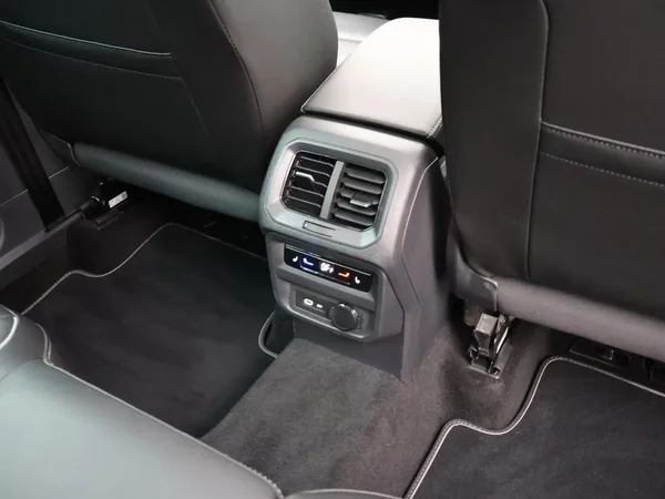 Volkswagen Tiguan (2021) — foto 16 van 33