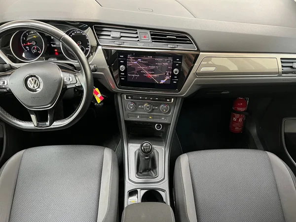 VOLKSWAGEN Touran (2019) — foto 2 van 20