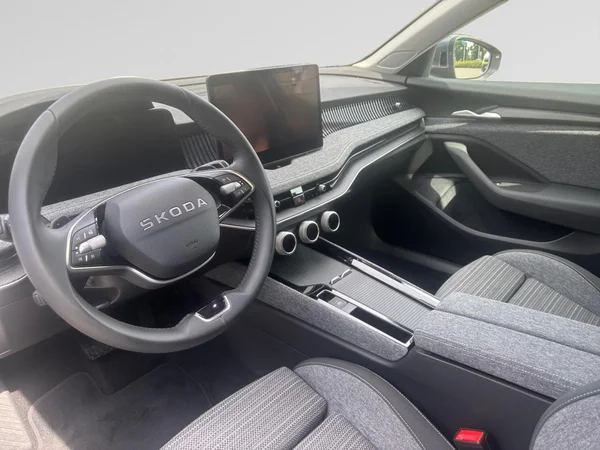 SKODA Superb Combi (2025) — foto 6 van 12